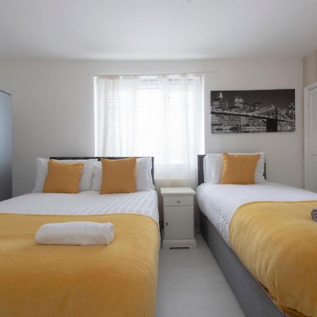 3 Bed House In Rochester 4 Beds Sleeps 7 Wainscot 外观 照片
