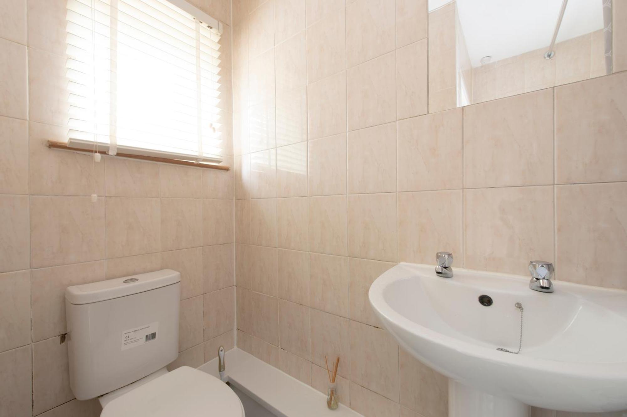 3 Bed House In Rochester 4 Beds Sleeps 7 Wainscot 外观 照片