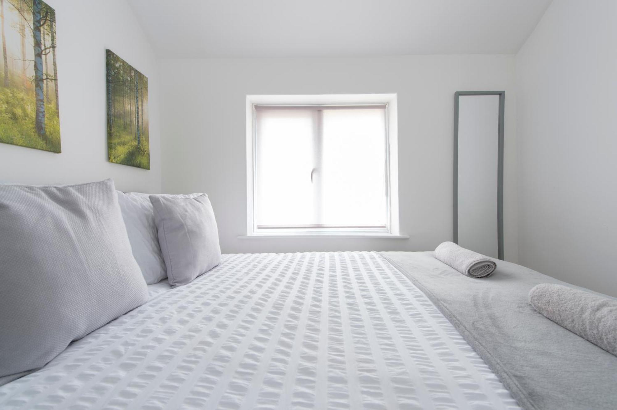 3 Bed House In Rochester 4 Beds Sleeps 7 Wainscot 外观 照片