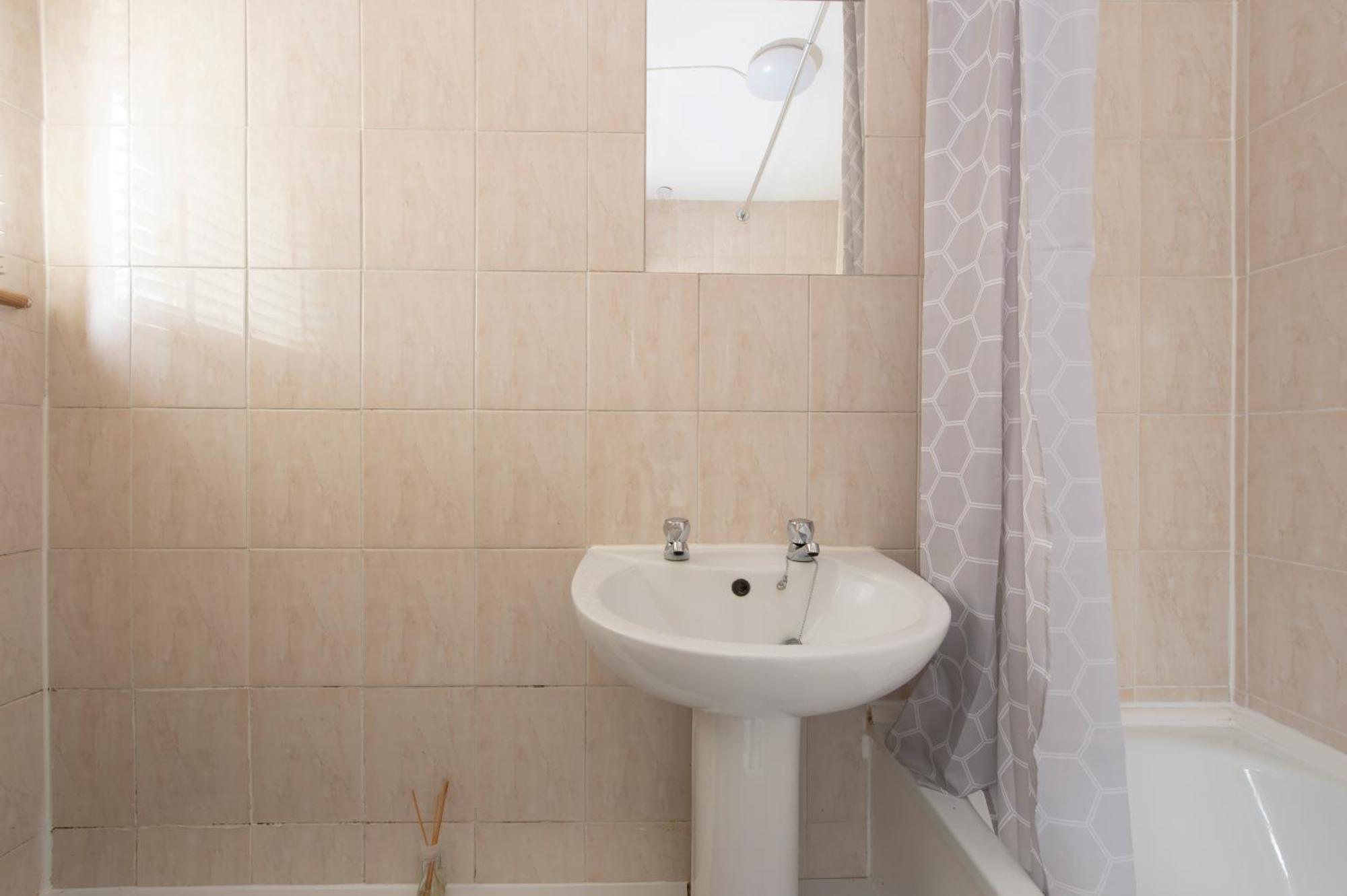 3 Bed House In Rochester 4 Beds Sleeps 7 Wainscot 外观 照片