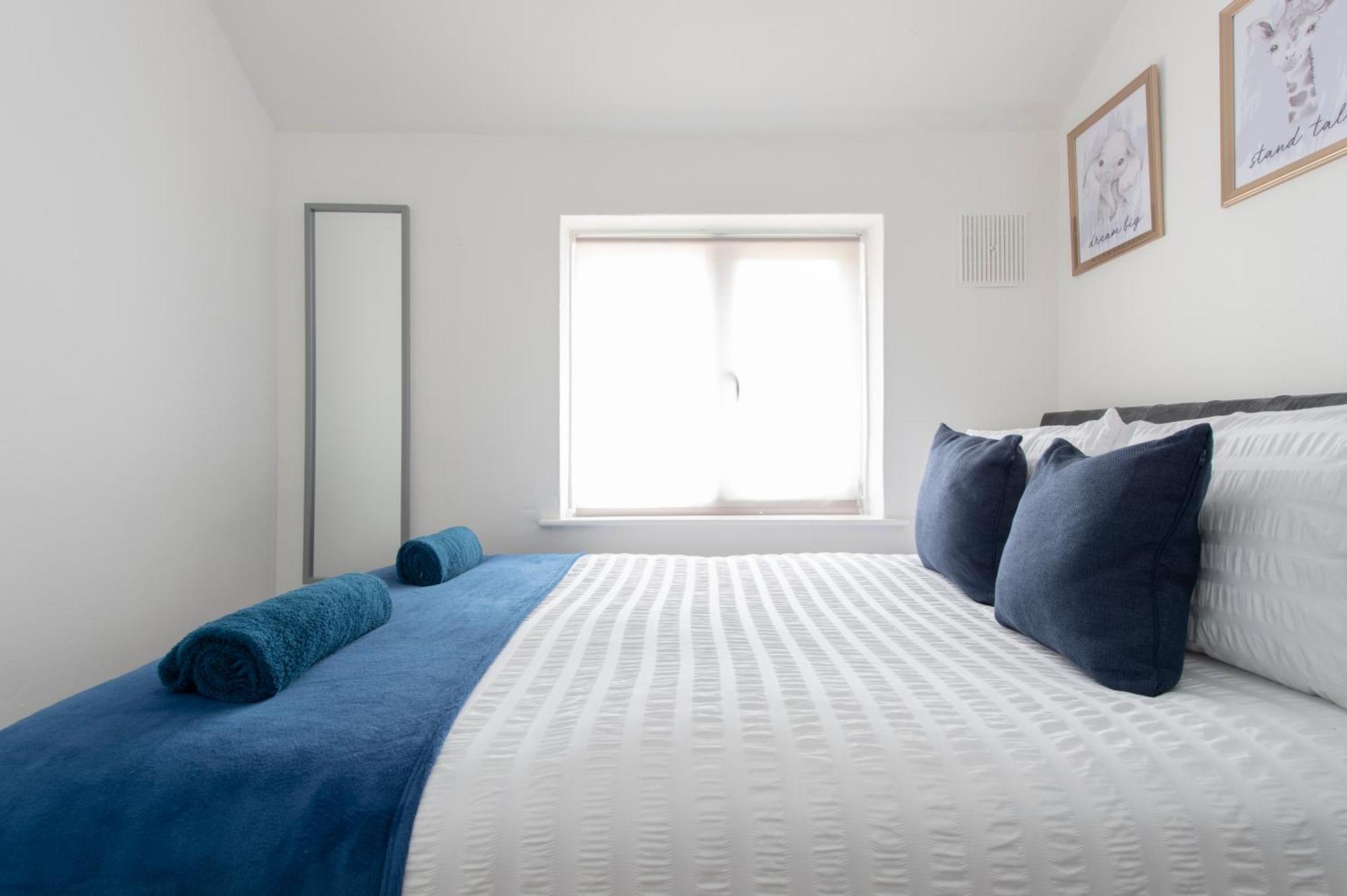 3 Bed House In Rochester 4 Beds Sleeps 7 Wainscot 外观 照片