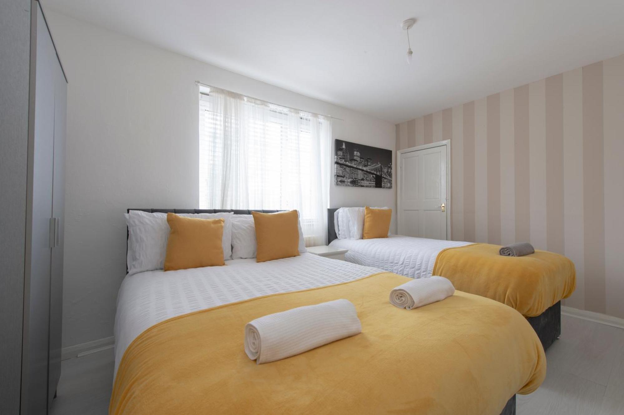 3 Bed House In Rochester 4 Beds Sleeps 7 Wainscot 外观 照片