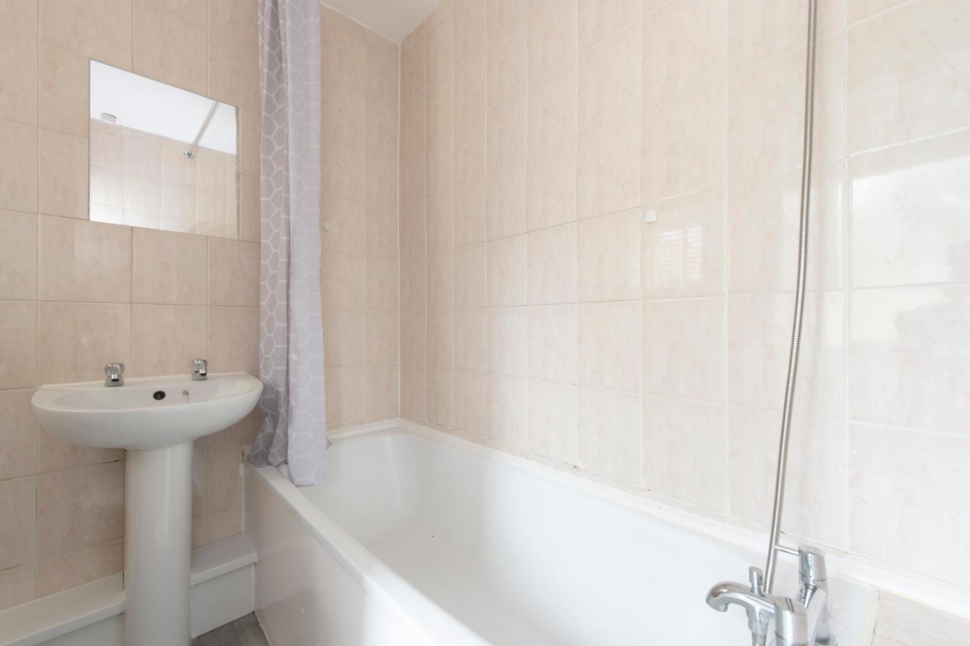 3 Bed House In Rochester 4 Beds Sleeps 7 Wainscot 外观 照片